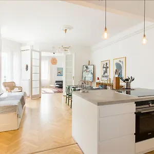 Klauzal W/3 Bedrooms, French Balcony Apartamento